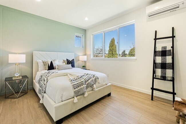 Building Photo - Montlake Townhome