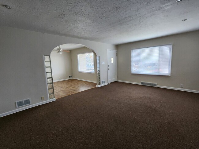 Building Photo - 3Spro2300 (Duplex)