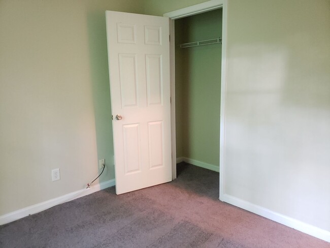 Building Photo - Cul-de-sac home ready to move in!