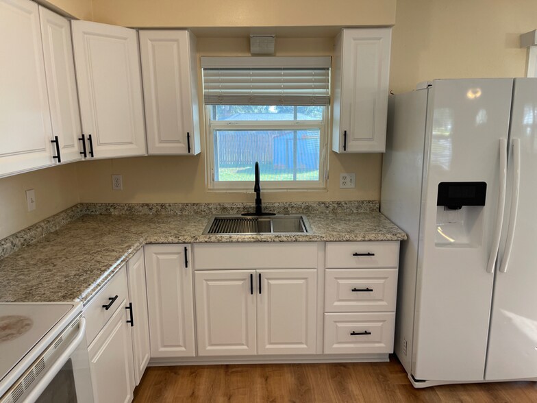 Building Photo - 109 N Galena Ave