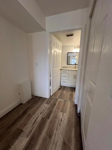 Building Photo - 191 SW Palm Dr