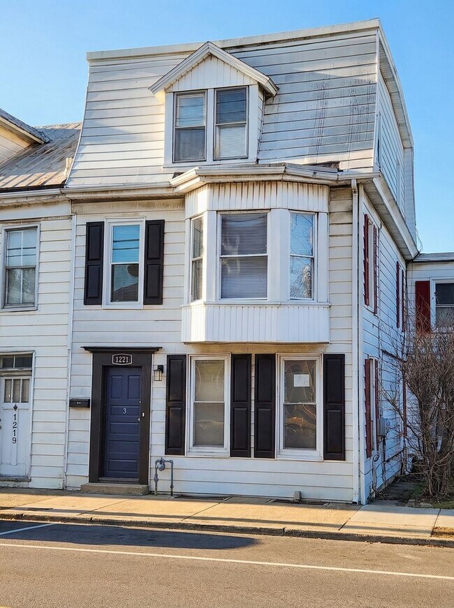 Building Photo - 1221 E Philadelphia St