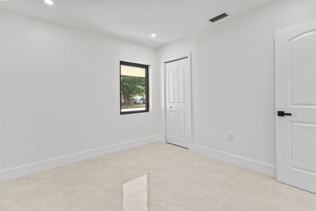 Building Photo - 15920 NW 17th Ave