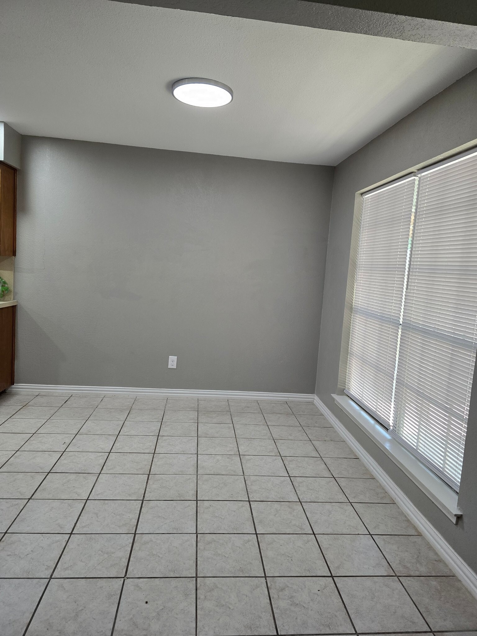 Building Photo - 735 Newport Dr