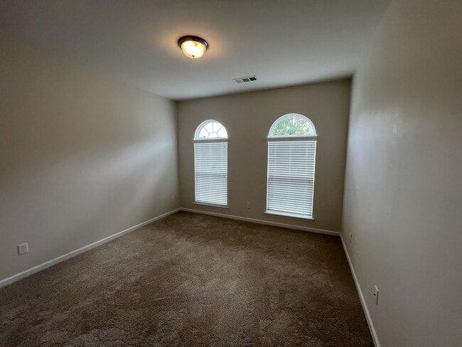 Building Photo - 447 Warren Hill Dr