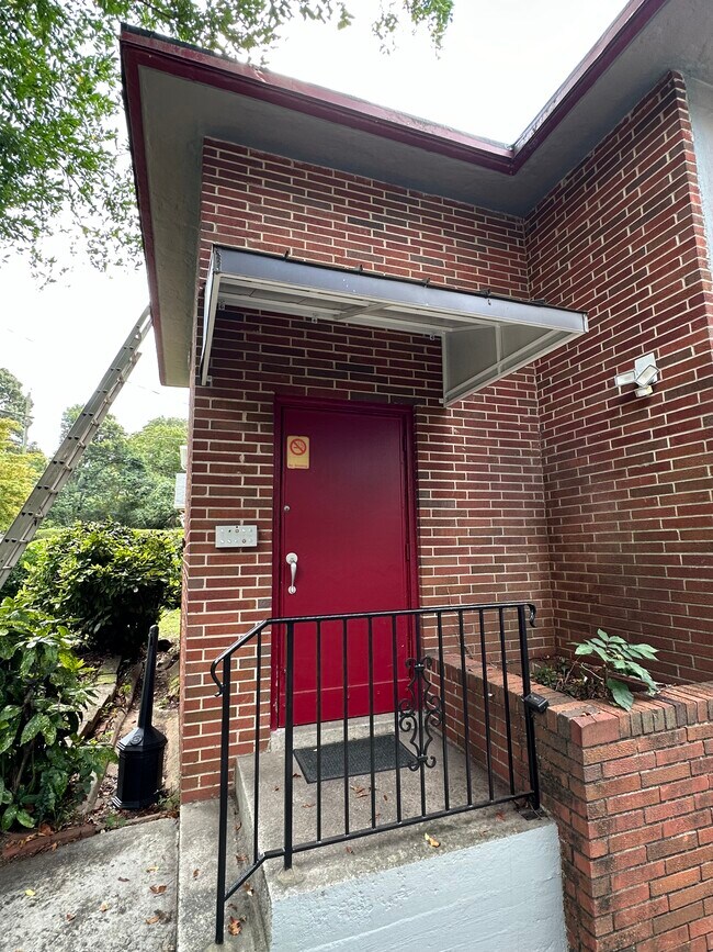 Primary Photo - 668 Linwood Ave NE