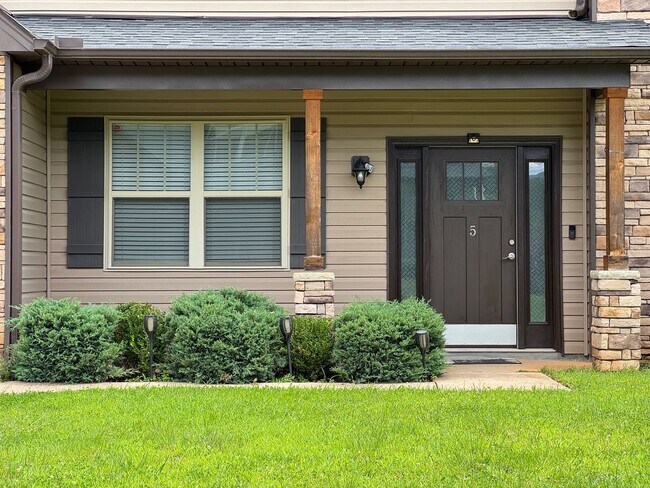 Building Photo - South AVL - Beautiful, Spacious, Versatile...