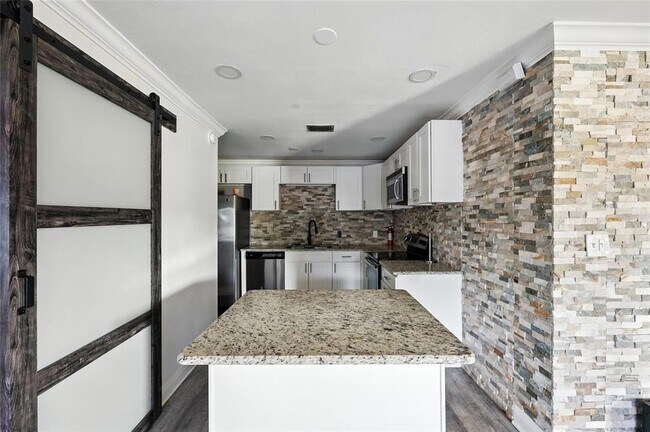 Building Photo - 405 N Buena Vista Ave