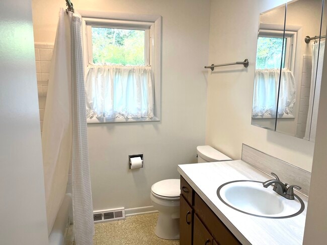 Building Photo - 275 Oak St