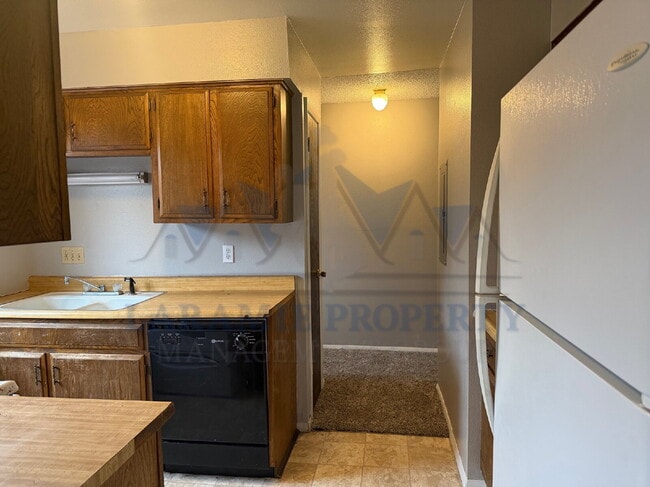 Building Photo - 4 Bed 1.5 Bath Townhouse Style Apartment