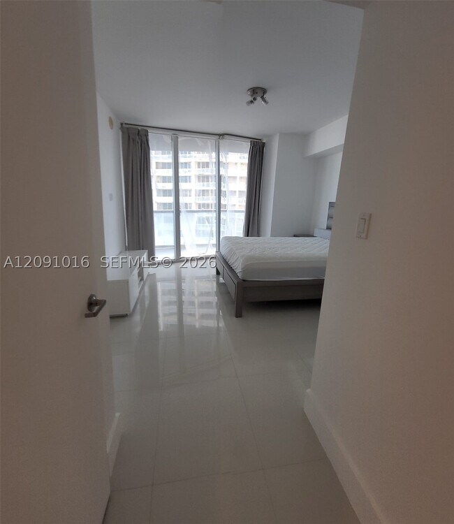 Building Photo - 475 Brickell Ave