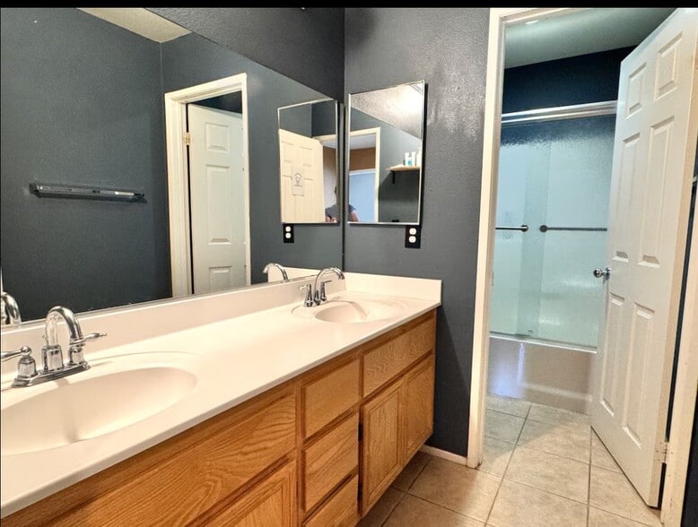 Building Photo - 1 private