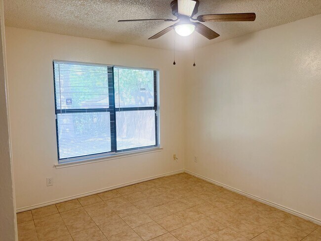 Building Photo - 1815 Cedarview Dr