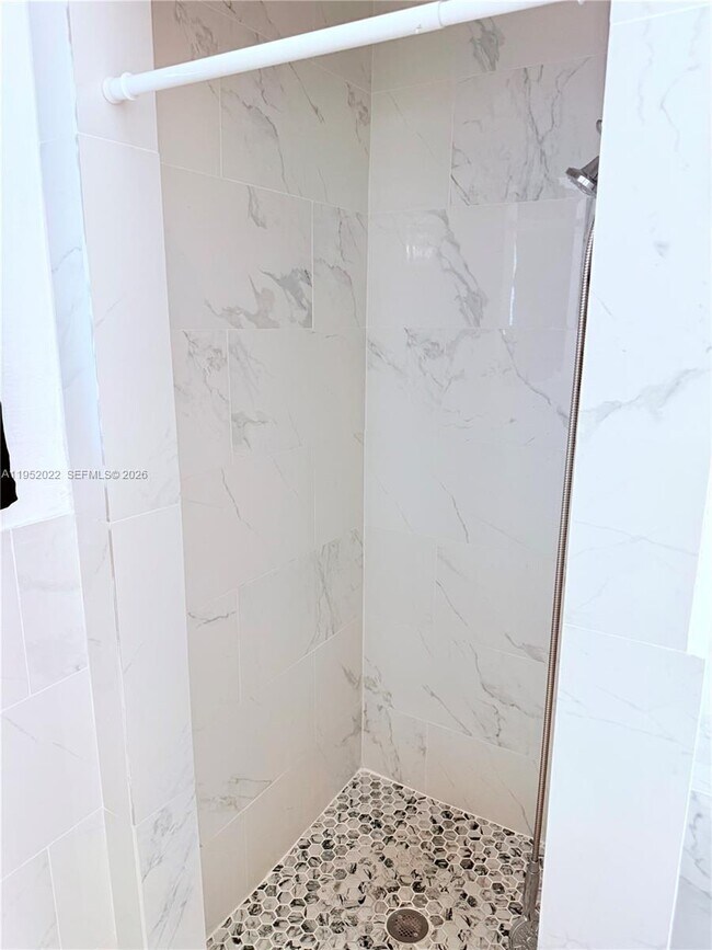 Building Photo - 824 SW 12th Ct