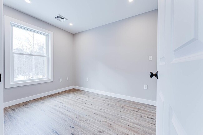 Building Photo - 3 Strafford Rd