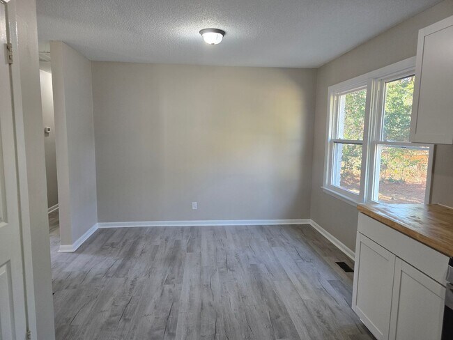 Building Photo - NEW LISTING!!!!!