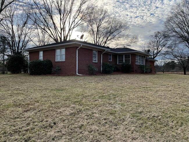 Building Photo - Executive 3/3 House in Coosa on Acreage $1...