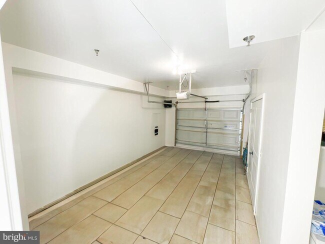 Building Photo - 203 S Newkirk St