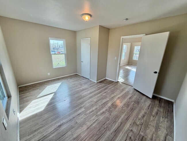 Building Photo - 2 bed cute home