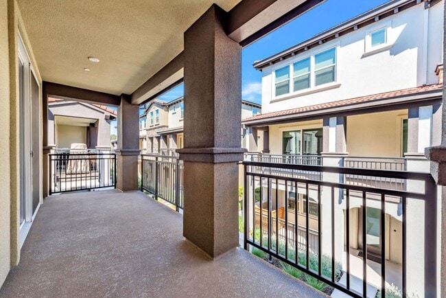 Building Photo - 923 Loyola Ln
