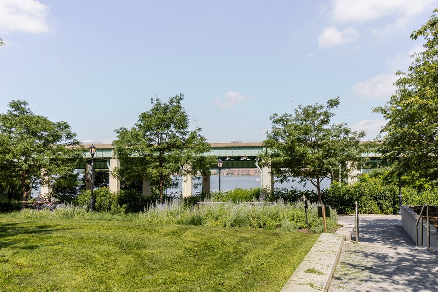 Building Photo - 140 Riverside Blvd
