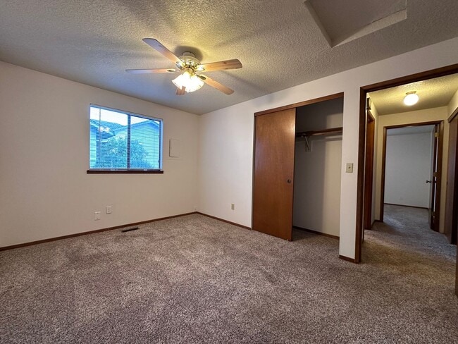 Building Photo - Charming 2 Bedroom Duplex with Spacious Yard in Gresham!