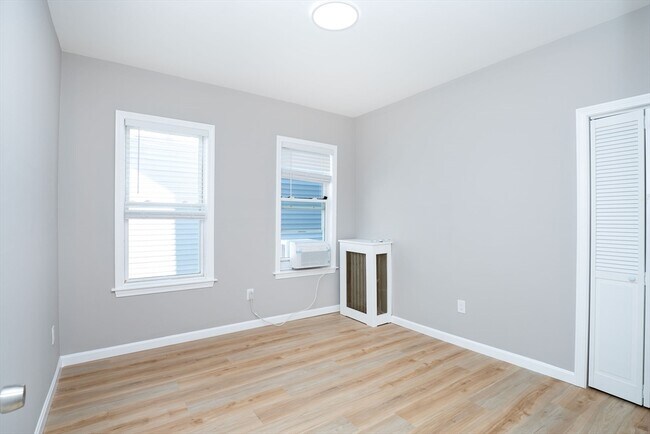 Building Photo - 15-17 Saunders St