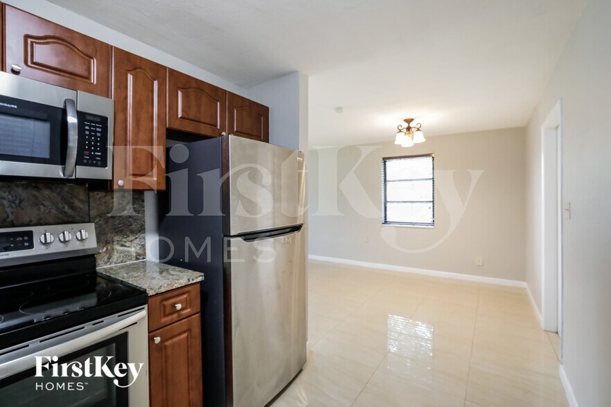 Building Photo - 5700 NE 7th Ave