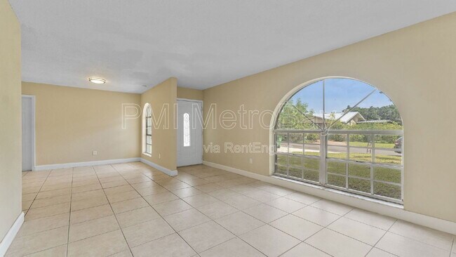 Building Photo - 309 W South Ave