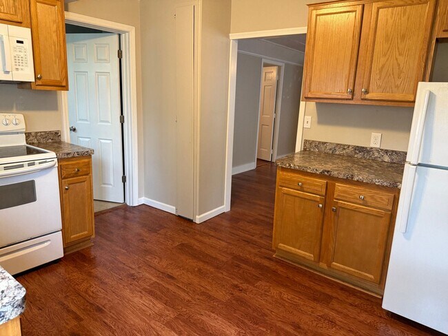 Building Photo - 2 bed/1 bath/fenced in backyard
