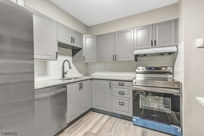 Building Photo - 807 Eves Dr