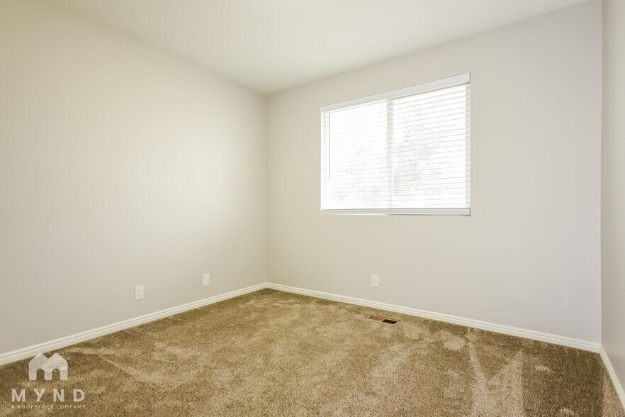 Building Photo - 5403 Vista Dr