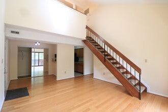 Building Photo - Top Floor 2/1.5 2 level Condo w/ Garage pa...