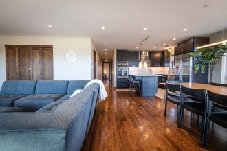 Building Photo - 4 bed / 4.5 bath flat in South Plaza overlooking UMKC and Brookside Blvd