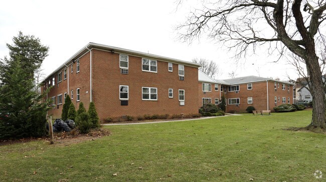 Building Photo - 575 Jewett Ave