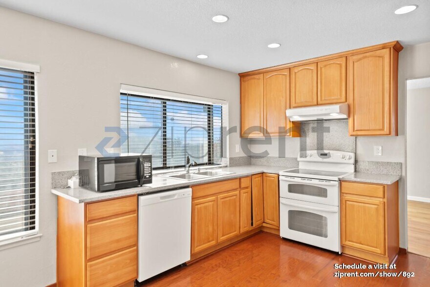 Building Photo - 3700 Hidden Springs Ct