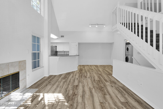 Building Photo - 13700 Richmond Park Dr N