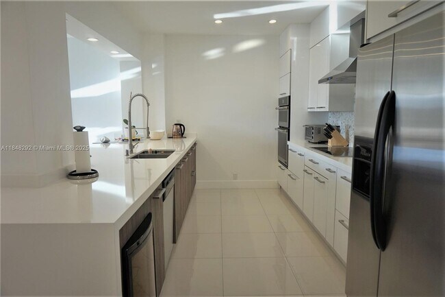 Building Photo - 251 Crandon Blvd