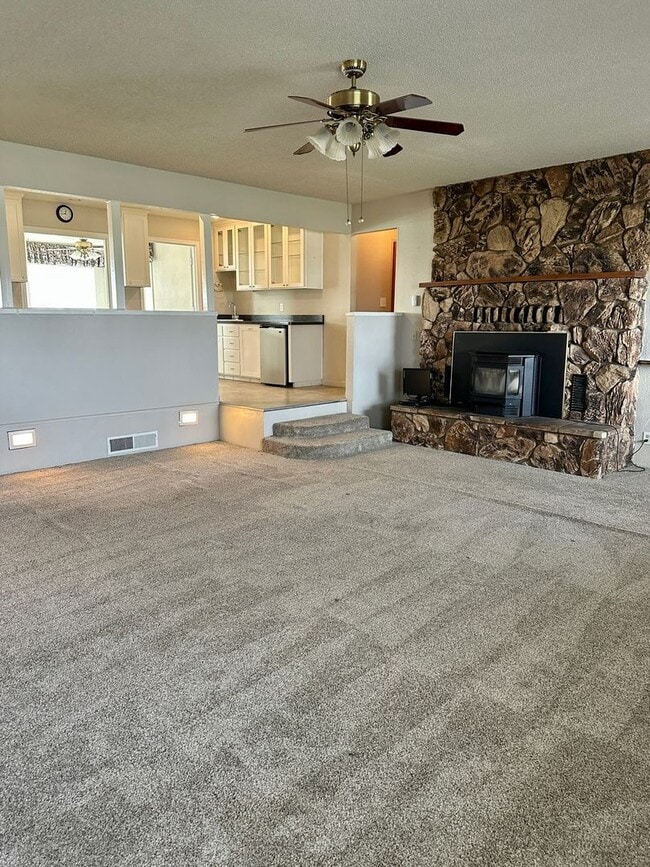 Building Photo - Beautiful Country Home! With Bonus Office/Den Room