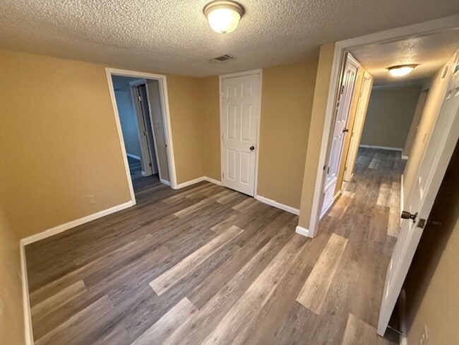 Building Photo - Newly Renovated, spacious 4 bedroom / 3 bath