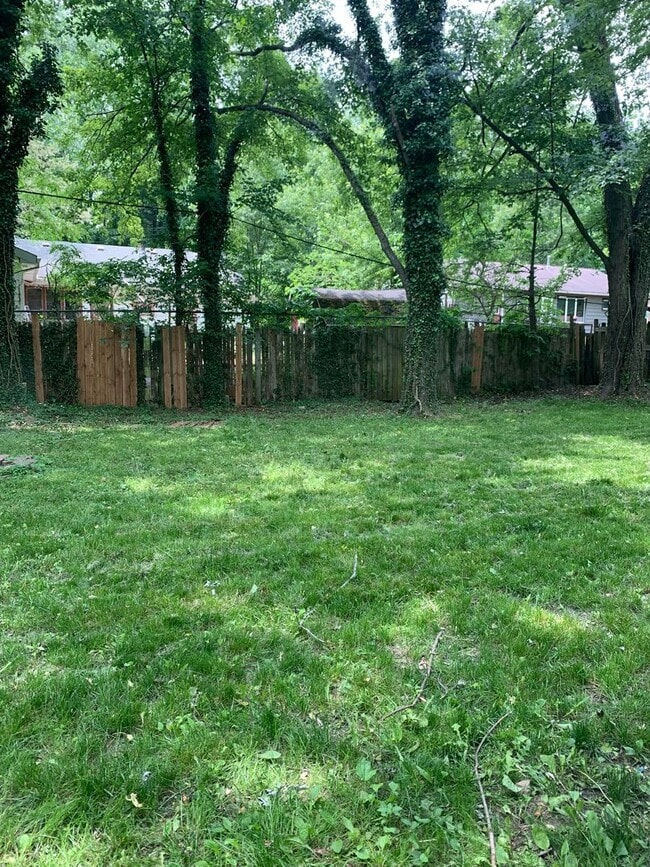 Building Photo - MADISON RANCH WITH 2 BATHS!