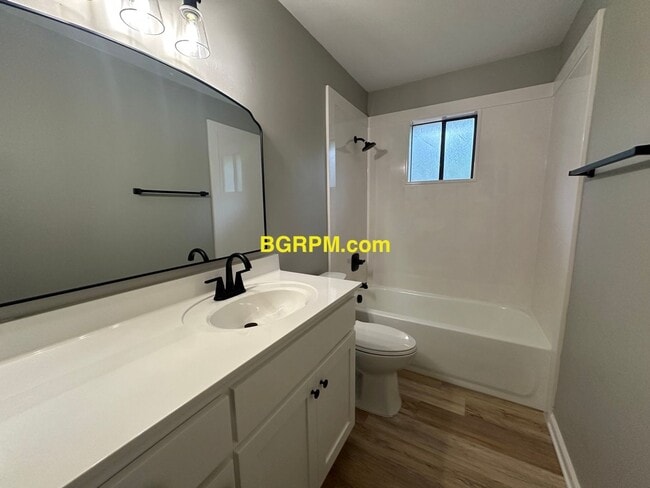 Building Photo - 3 BD, 2 BA, home in Sherwood