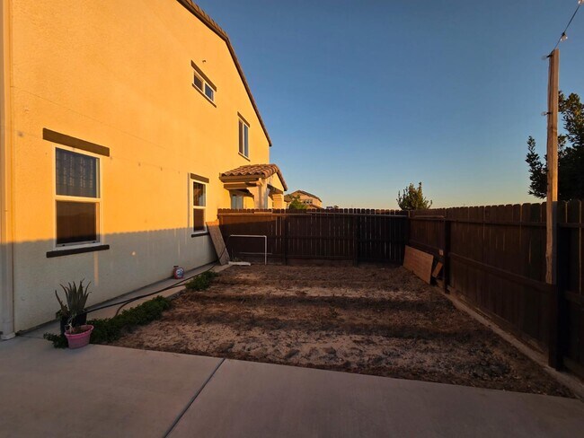 Building Photo - 705 Skansen St