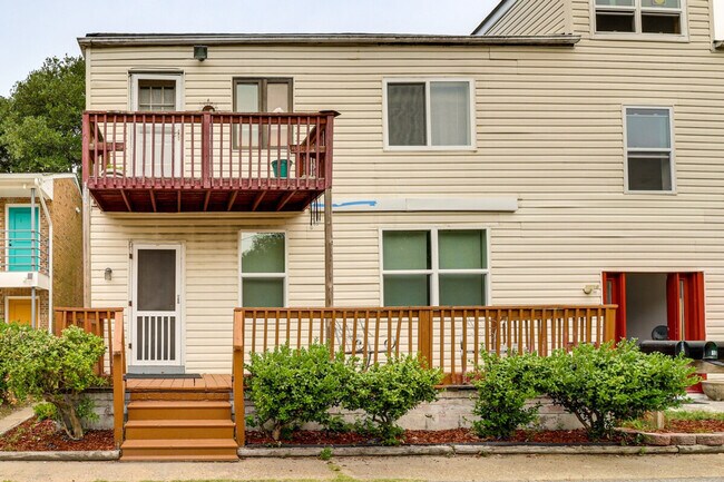 Building Photo - 9611 3rd View St