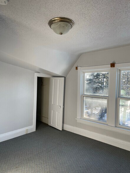 Building Photo - 526 1/2 E 7th St