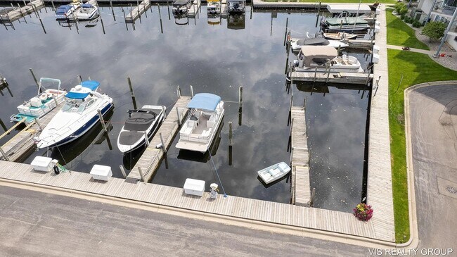 Building Photo - 2964 Lakeshore Dr
