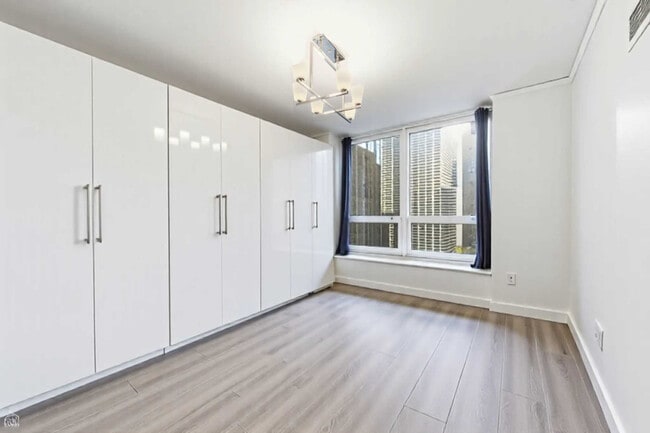 Building Photo - 420 E Waterside Dr