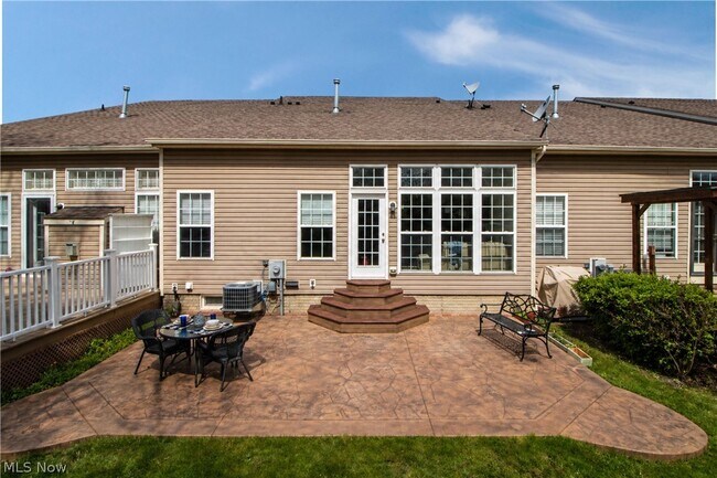 Building Photo - 4977 Lake View Dr