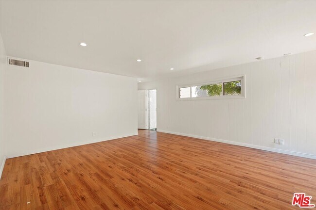 Building Photo - 3154 W 74th St