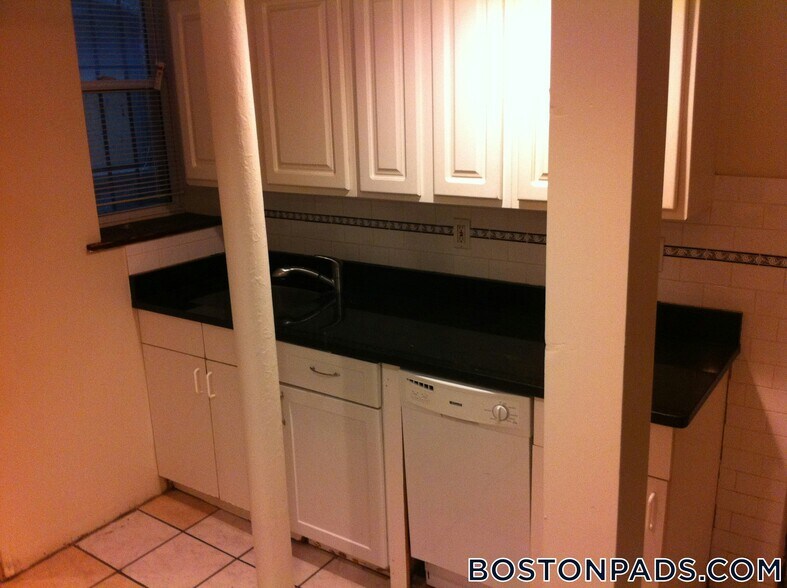 Building Photo - 171 Hemenway St